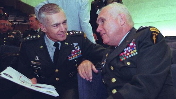 Wesley Clark, left, talks with Gen. Robert H. Scales Jr - Sputnik International