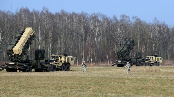 US troops from the 5th Battalion of the 7th Air Defense Regiment emplace a launching station of the Patriot air and missile defence system at a test range in Sochaczew, Poland - Sputnik International