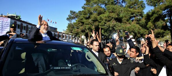 Iranian Foreign Minister Mohammad Javad Zarif, who is also Iran's top nuclear negotiator, waves to his well wishers upon arrival at the Mehrabad airport in Tehran, Iran, from Lausanne, Switzerland, Friday, April 3, 2015 - Sputnik International