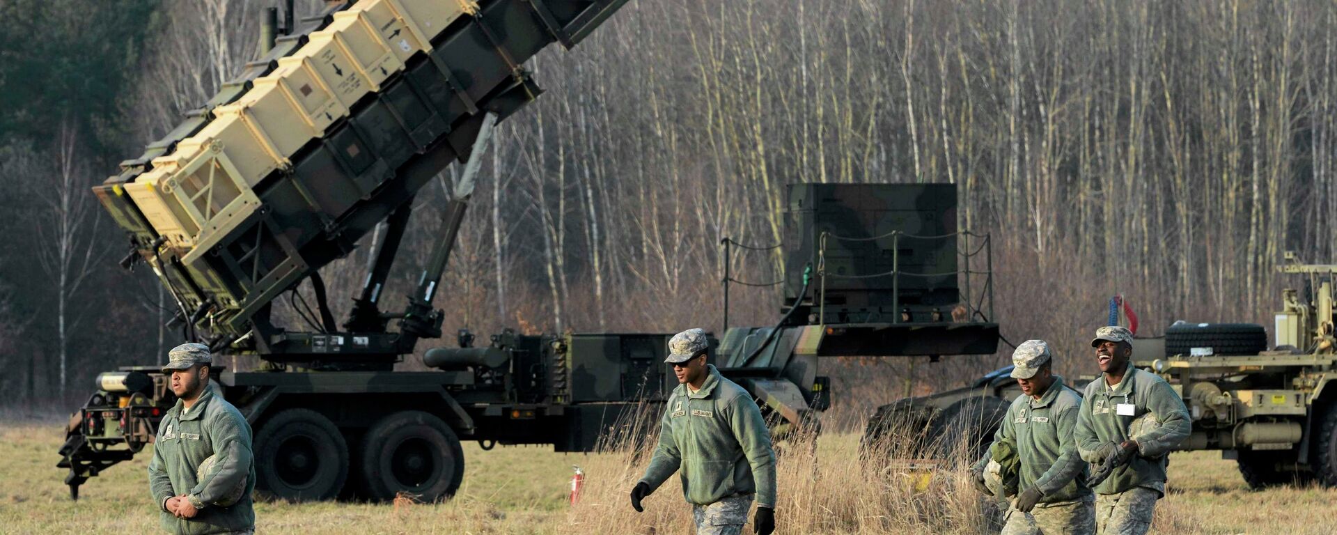 U.S soldiers walk next to a Patriot missile defence battery during join exercises at the military grouds in Sochaczew, near Warsaw - Sputnik International, 1920, 01.11.2021