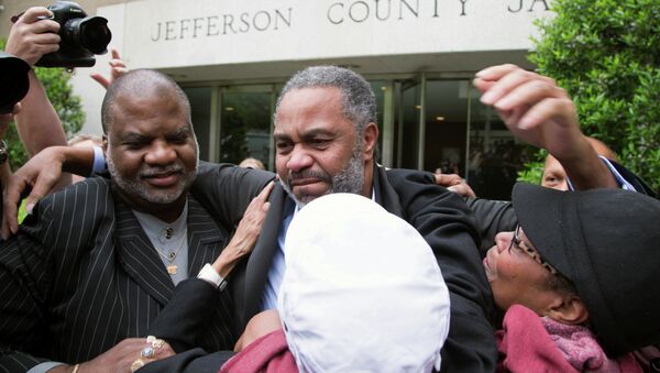 Friend Lester Bailey, left, and others greet Anthony Ray Hinton, center, as Hinton leaves the Jefferson County jail, Friday, April 3, 2015. - Sputnik International