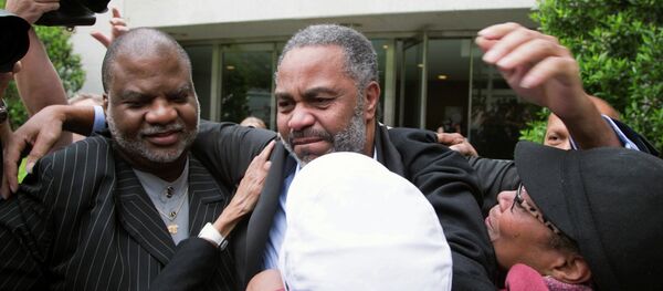Friend Lester Bailey, left, and others greet Anthony Ray Hinton, center, as Hinton leaves the Jefferson County jail, Friday, April 3, 2015. Friend Lester Bailey, left, and others greet Anthony Ray Hinton, center, as Hinton leaves the Jefferson County jail, Friday, April 3, 2015. - Sputnik International