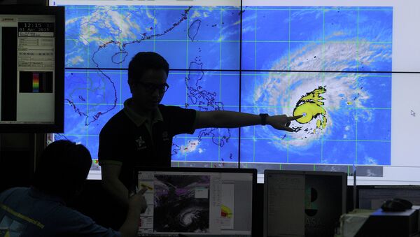 Meteorologists from the Philippine Atmospheric, Geophysical and Astronomical Services Administration (PAGASA) monitor and plot the direction of super typhoon Maysak at PAGASA headquarters in suburban Manila on April 1, 2015 - Sputnik International