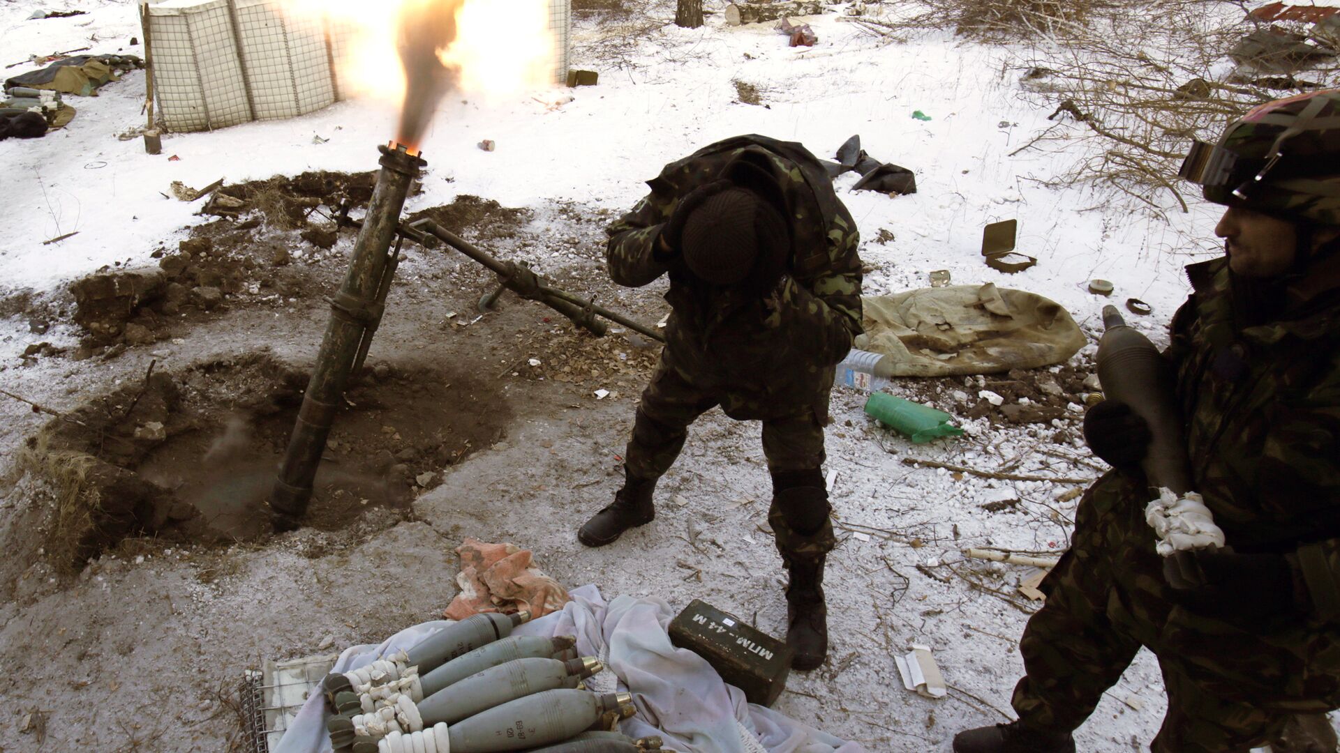 Ukrainian servicemen fire mortar , at the village of Pisky near Donetsk airport on December 5, 2014 - Sputnik International, 1920, 18.02.2022