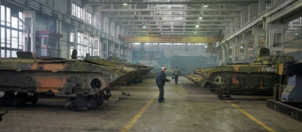 Employees work on armoured vehicles at an armor repair plant on September 23, 2014 in Zhytomyr, some 150kms west of Kiev Employees work on armoured vehicles at an armor repair plant on September 23, 2014 in Zhytomyr, some 150kms west of Kiev - Sputnik International