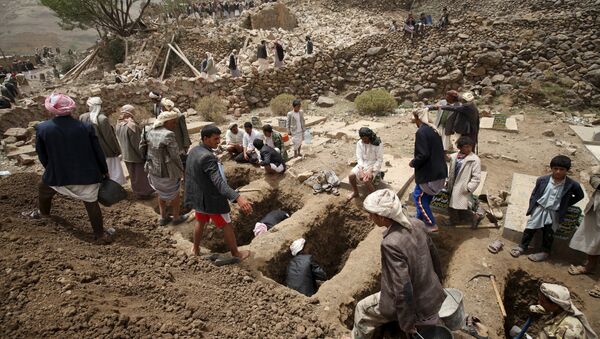 People dig graves for the victims of an air strike in Okash village near Sanaa April 4, 2015 - Sputnik International