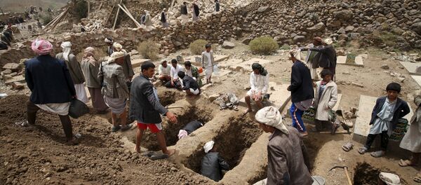 People dig graves for the victims of an air strike in Okash village near Sanaa April 4, 2015 People dig graves for the victims of an air strike in Okash village near Sanaa April 4, 2015 - Sputnik International