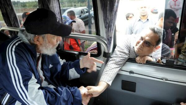 Former Cuban president Fidel Castro talks to a delegation of Venezuelans in Havana March 30, 2015 - Sputnik International