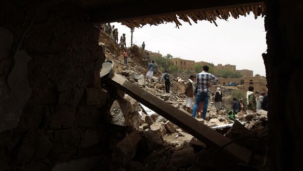 Yemenis inspect the rubble of destroyed houses in the village of Bani Matar, 70 kilometers (43 miles) West of Sanaa, on April 4, 2015 - Sputnik International