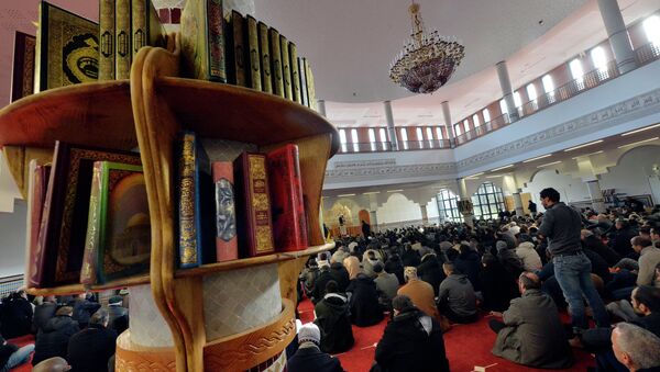 Muslim people take part in the Friday prayer at the Assalam mosque on January 23, 2015 in the western French city of Nantes - Sputnik International