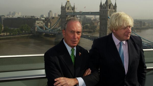London Mayor Boris Johnson (R) and Michael Bloomberg (L) hold a photo call at City Hall ahead of their launch of the Mayors Challenge in London on September 24, 2013. File photo. - Sputnik International