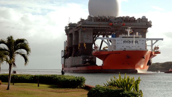 This image provided by the U.S. Navy shows the heavy lift vessel MV Blue Marlin entering Pearl Harbor, Hawaii with the Sea Based X-Band Radar (SBX) aboard Jan. 9 2006 - Sputnik International