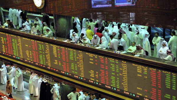 Kuwaiti traders follow the market's movement at the Stock Exchange in Kuwait City on September 16,2013 - Sputnik International
