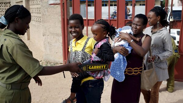 A church security woman searches a mother and her daughter for weapons before an Easter Sunday service in front of a Catholic church in Garissa April 5, 2015 - Sputnik International
