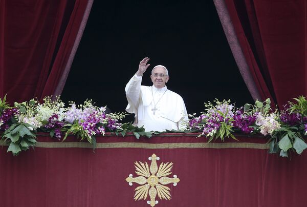 Pope Francis waves as he delivers a Urbi et Orbi message from the balcony overlooking St. Peter's Square at the Vatican April 5, 2015 - Sputnik International