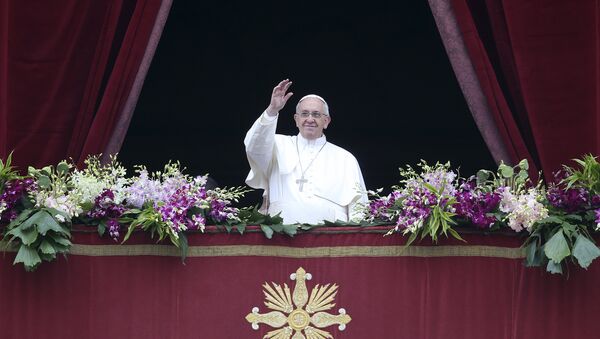 Pope Francis waves as he delivers a Urbi et Orbi message from the balcony overlooking St. Peter's Square at the Vatican April 5, 2015 - Sputnik International