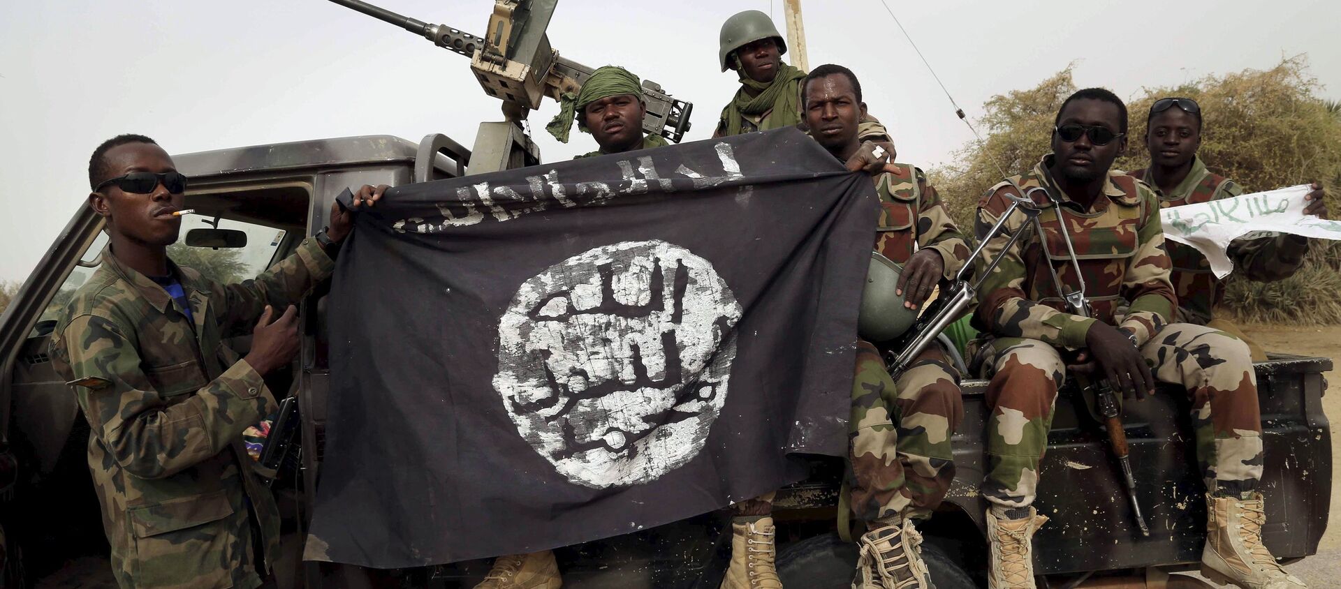 Nigerien soldiers hold up a Boko Haram flag that they had seized in the recently retaken town of Damasak, Nigeria, March 18, 2015 - Sputnik International, 1920, 24.07.2021