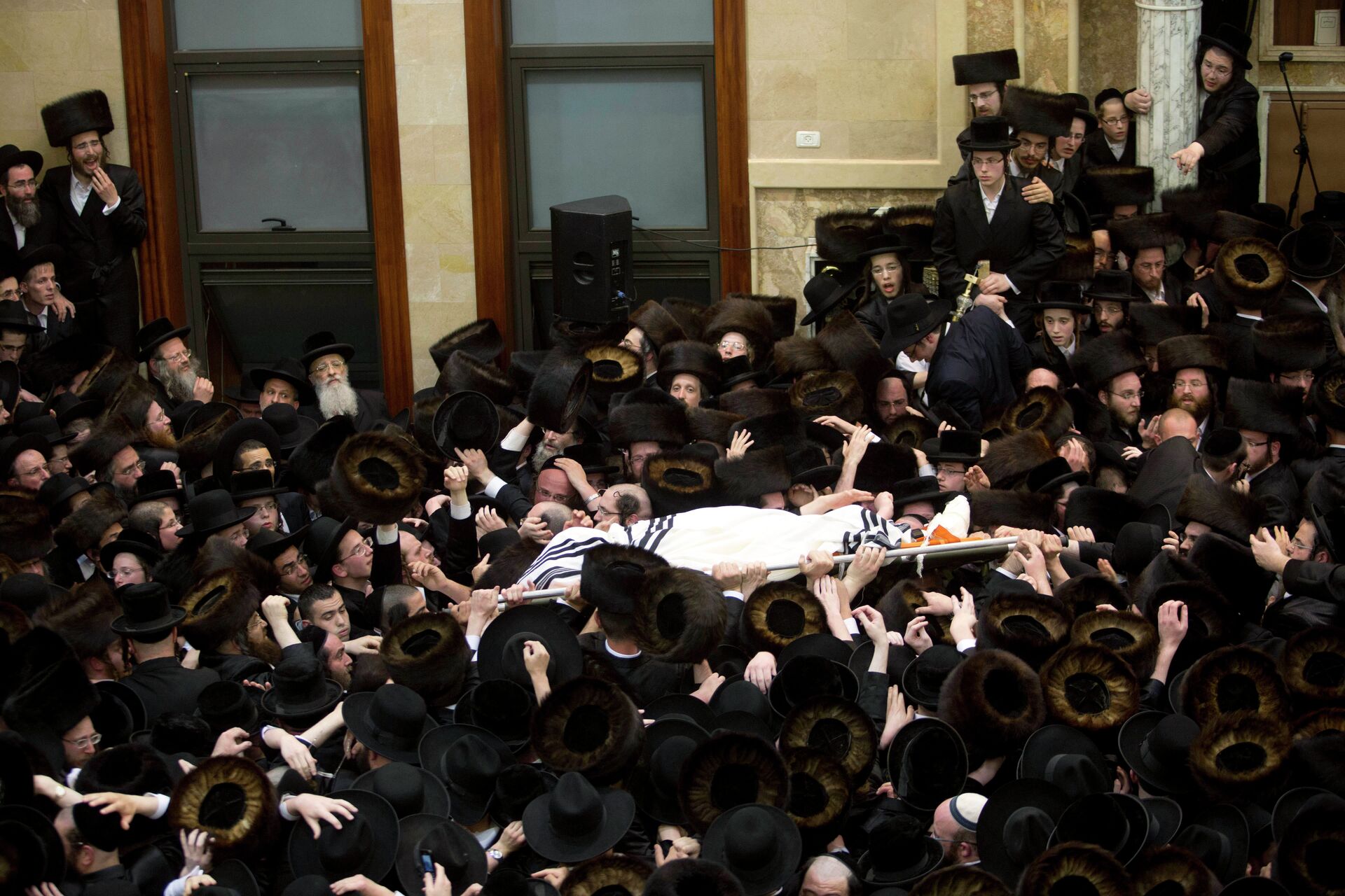 Ultra Orthodox Jews ferry the body of a prominent Hasidic Rabbi Shmuel Halevi Wosner during his funeral in Bnei Brak, Israel, Sunday, April 5, 2015 - Sputnik International, 1920, 13.01.2022