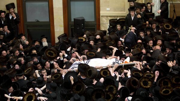 Ultra Orthodox Jews ferry the body of a prominent Hasidic Rabbi Shmuel Halevi Wosner during his funeral in Bnei Brak, Israel, Sunday, April 5, 2015 - Sputnik International