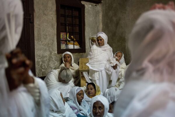 Ethiopian Orthodox Christian women pray at Deir El Sultan outside the Church of the Holy Sepulcher, traditionally believed by many to be the site of the crucifixion and burial of Jesus Christ during Orthodox Palm Sunday, in Jerusalem, Sunday, April 5, 2015 - Sputnik International