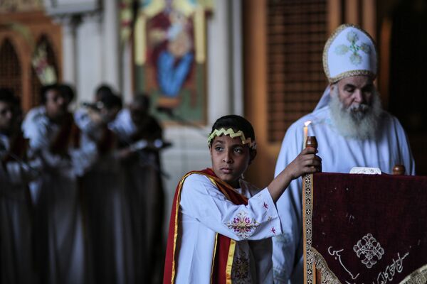 Egyptian Orthodox Christians celebrate Palm Sunday during a service at the Samaan el-Kharaz Church in the Mokattam district of Cairo, Egypt, Sunday, April 5, 2015 - Sputnik International