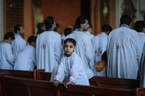 Egyptian Orthodox Christians celebrate Palm Sunday at the Samaan el-Kharaz Church in the Mokattam district of Cairo, Egypt, Sunday, April 5, 2015. - Sputnik International