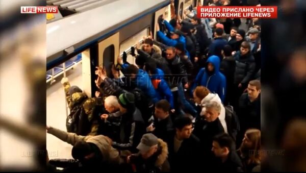 Passengers of the subway rescued the old woman, having shaken the car - Sputnik International