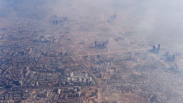 Smog envelops buildings on the outskirts of the Indian capital New Delhi - Sputnik International
