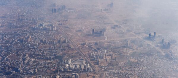 Smog envelops buildings on the outskirts of the Indian capital New Delhi - Sputnik International