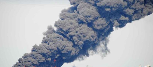 Spill-response crews gathering and burning oil in the Gulf of Mexico near the site of the leaking Macondo well Spill-response crews gathering and burning oil in the Gulf of Mexico near the site of the leaking Macondo well - Sputnik International
