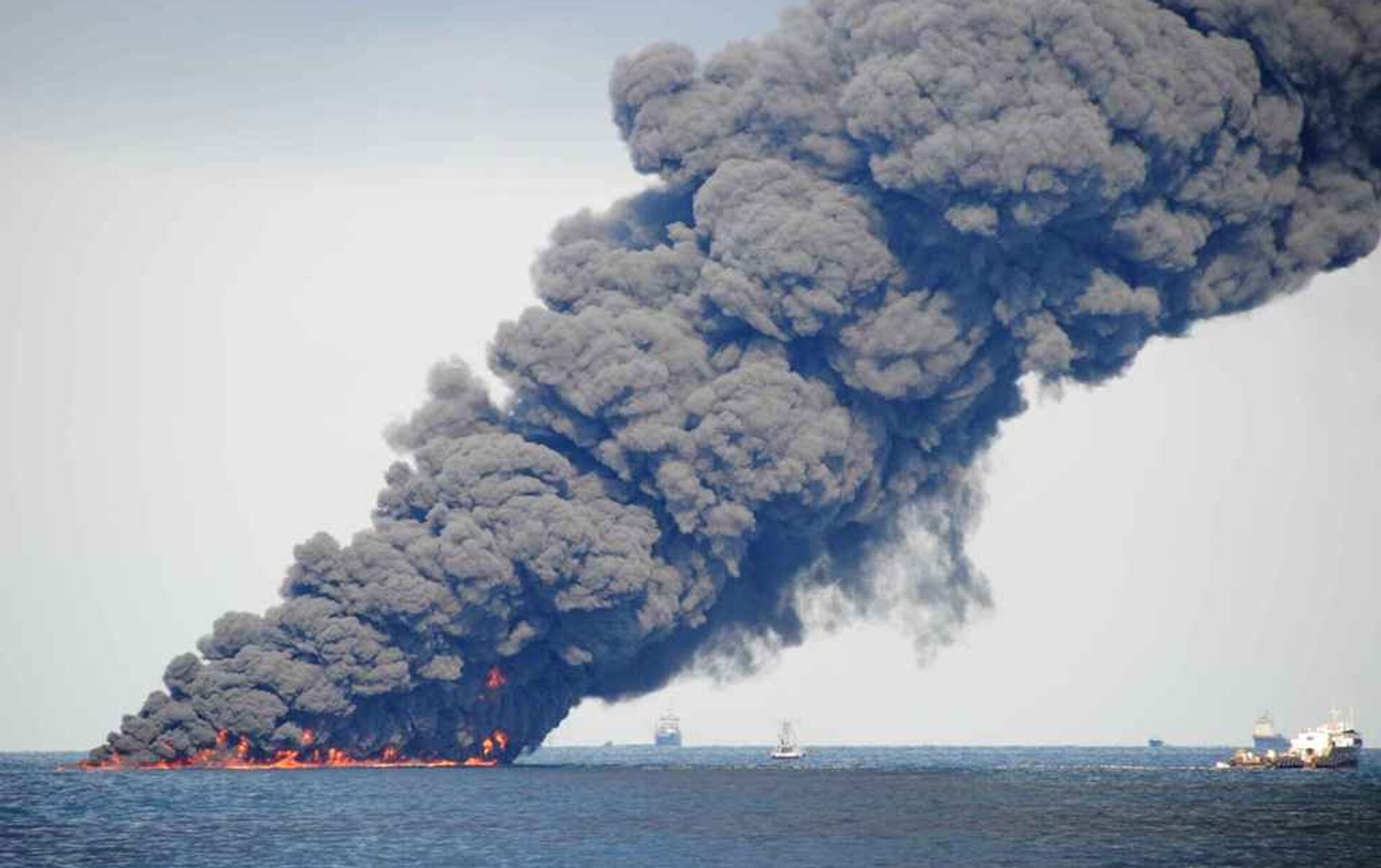 30 апреля 2010. Бритиш Петролеум катастрофа в мексиканском заливе. Взрыв нефтяной платформы Deepwater Horizon 2010. Взрыв нефтяной платформы Deepwater Horizon - 20 апреля 2010 года. Разлив нефти нефтяная платформа Deepwater Horizon.