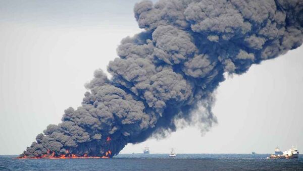 Spill-response crews gathering and burning oil in the Gulf of Mexico near the site of the leaking Macondo well - Sputnik International