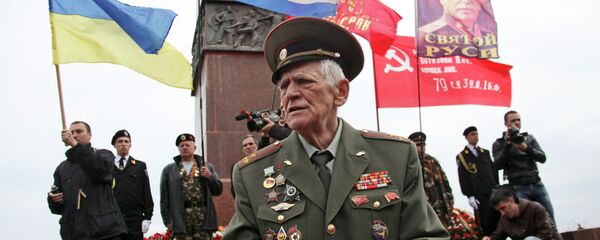A WWII veteran stands near the Monument to the Unknown Sailor at the Ukrainian Black Sea port of Odessa. File photo - Sputnik International
