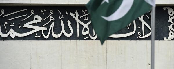 A Pakistani policeman stands guard on the roof of the parliament building during a special parliamentary debate on whether to join the Saudi-led military intervention against Shiite Huthi rebels in Yemen in Islamabad on April 6, 2015 A Pakistani policeman stands guard on the roof of the parliament building during a special parliamentary debate on whether to join the Saudi-led military intervention against Shiite Huthi rebels in Yemen in Islamabad on April 6, 2015 - Sputnik International