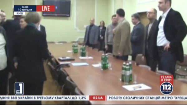 Poroshenko stands in the background of a meeting between US officials and Ukraine's opposition at the occupied Trade Union Building in Kiev on December 10, 2013. Poroshenko stands in the background of a meeting between US officials and Ukraine's opposition at the occupied Trade Union Building in Kiev on December 10, 2013. - Sputnik International