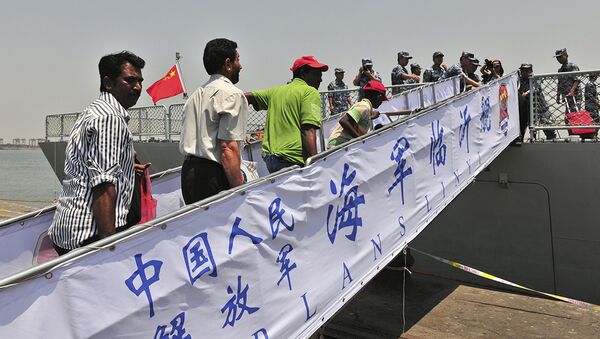 Non-Chinese citizens board a Chinese navy ship during an evacuation from Aden, April 2, 2015 - Sputnik International