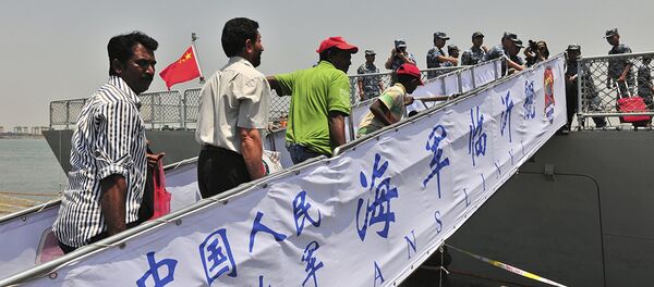 Non-Chinese citizens board a Chinese navy ship during an evacuation from Aden, April 2, 2015 - Sputnik International