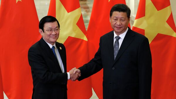 Vietnam's President Truong Tan Sang shakes hands with China's President Xi Jinping (R) during a meeting at the Great Hall of the People on the sidelines of the Asia-Pacific Economic Cooperation (APEC) Summit in Beijing on November 10, 2014 - Sputnik International