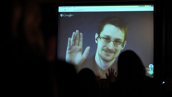 Edward Snowden greets the audience before he is honoured with the Carl von Ossietzky medal by International League for Human Rights to during a video conference call after he received the award in Berlin December 14, 2014 - Sputnik International