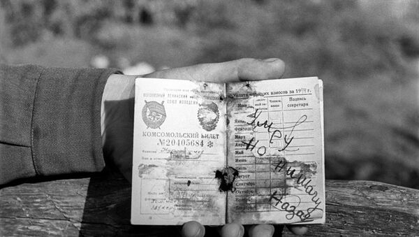 Komsomol ID of a Soviet WWII soldier, with words [I] will die but won't retreat scribbled on it. - Sputnik International