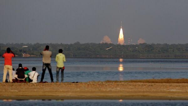 People watch the PSLV-C27 take off carrying India's fourth navigational satellite, in Sriharikota, India, Saturday, March 28, 2015 - Sputnik International