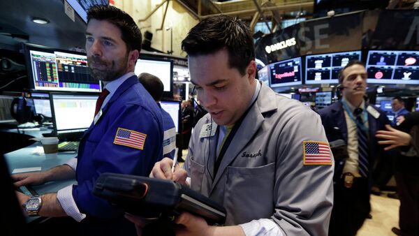 Trader Joseph Lawler, center, works on the floor of the New York Stock Exchange, Thursday, March 5, 2015 - Sputnik International