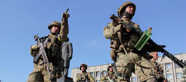 In this photo taken on Saturday, July 5, 2014, Ukrainian soldiers walk outside the city government headquarters in the city of Slovyansk, eastern Ukraine - Sputnik International