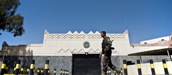 A Houthi fighter wearing an army uniform, walks past the gate of the main entrance of the US embassy after Yemeni police opened the road in front of it in Sanaa, Yemen, Wednesday, March 4, 2015 A Houthi fighter wearing an army uniform, walks past the gate of the main entrance of the US embassy after Yemeni police opened the road in front of it in Sanaa, Yemen, Wednesday, March 4, 2015 - Sputnik International