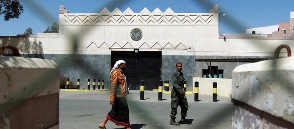 Yemeni men walk past the compound of the US embassy in Sanaa on March 4, 2015 Yemeni men walk past the compound of the US embassy in Sanaa on March 4, 2015 - Sputnik International