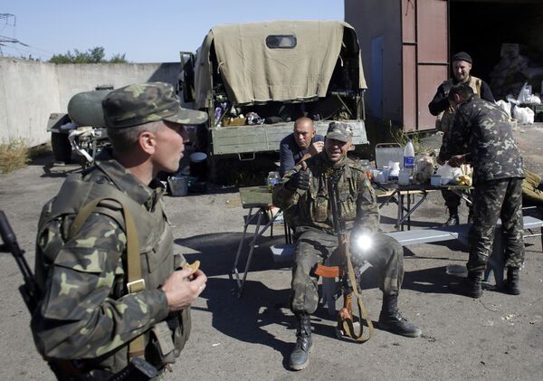 An Ukrainian serviceman is pictured on their positions near eastern town of Gorlivka in Donetsk district on September 18, 2014 - Sputnik International