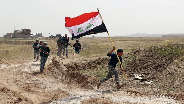 Member of the Iraqi security forces running to plant the national flag as they surround Tikrit during clashes to regain the city from Islamic State militants. - Sputnik International