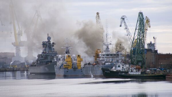 A general view shows smoke rising above a dock at the Zvyozdochka shipyard in the north Russian city of Severodvinsk April 7, 2015 - Sputnik International