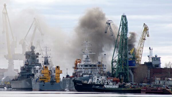 Smoke rises from a dock where the Orel nuclear submarine, a cruise missile type sub with two reactors that is classified as Oscar-II by NATO, is for repairs at the Zvyozdochka shipyard in the northern city of Severodvinsk on April 7, 2015 - Sputnik International
