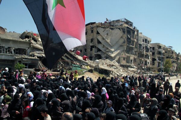 Residents flee the Palestinian refugee camp Yarmouk on the outskirts of Damascus. Clashes between Free Syrian Army fighters and ISIS militants have been going on in the district. Yarmouk residents wait in line to enter the territory controlled by the Syrian government Residents flee the Palestinian refugee camp Yarmouk on the outskirts of Damascus. Clashes between Free Syrian Army fighters and ISIS militants have been going on in the district. Yarmouk residents wait in line to enter the territory controlled by the Syrian government - Sputnik International